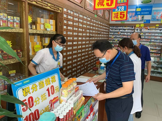 （圖為黃勁鋒局長、個私企徐國奇副書記檢查藥店落實購藥實名登記情況）.jpg