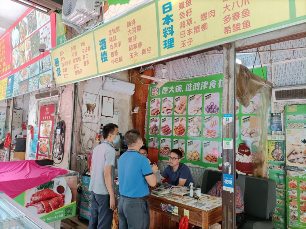 圖一為執(zhí)法人員對(duì)冷庫進(jìn)行食品安全檢查.png